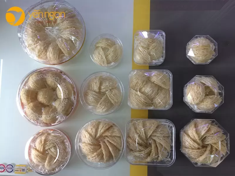 Hình ảnh hộp nhựa đựng tổ yến tinh chế trong suốt.