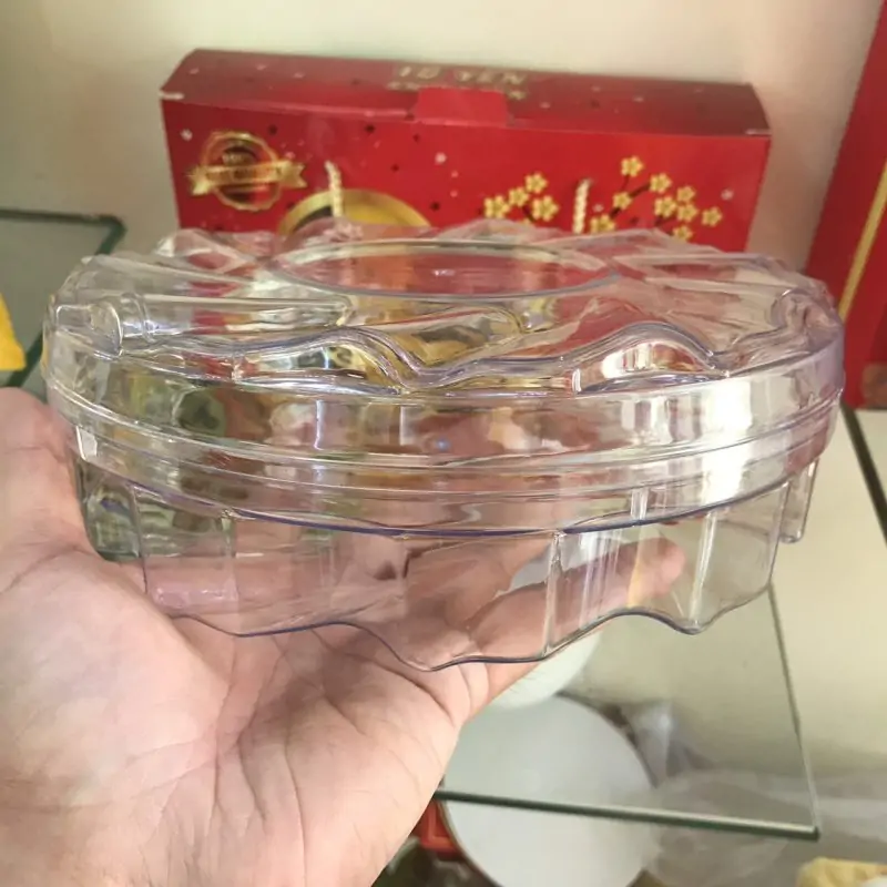 Xoay 1 vòng quanh miệng hộp kiểm tra xem hộp có bị lỗi miệng và nắp đậy không?